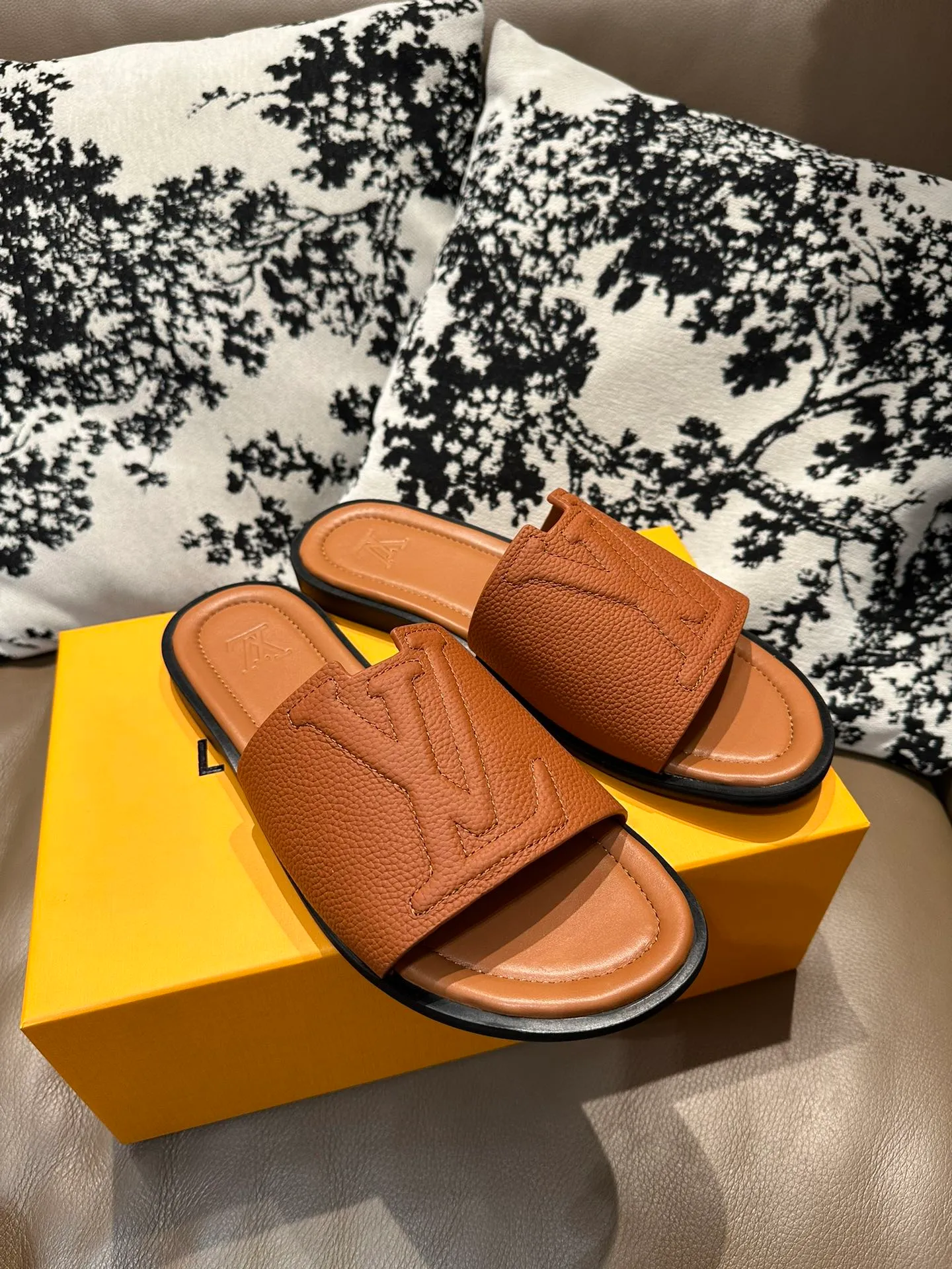 Men's shoes💰360💰 New LV slippers hot sale🩴 Full cowhide surface, cowhide lining, cowhide feet, size 36-46
